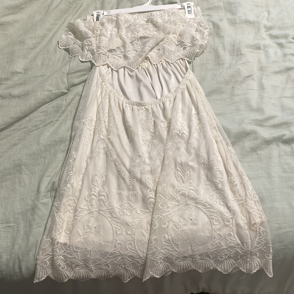 Lace cream strapless dress. Express - Picture 2 of 3